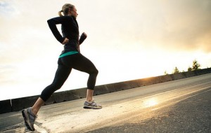 ランニングする女性