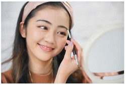 メイクする女性