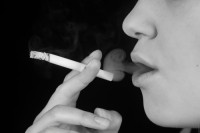 日本での喫煙率・人口 男女とも減少傾向（０９年）