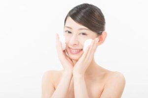 洗顔する女性