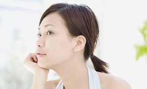 頬杖をつく女性