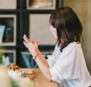 スマホを見る女性