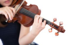 バイオリンを弾く女性