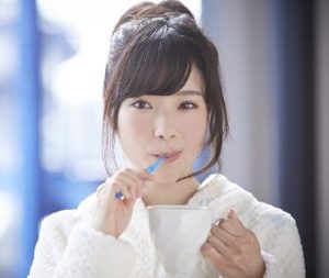 歯磨きする女性