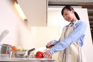 料理する女性
