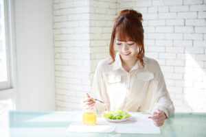 食事する女性