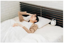 清水六観さん「仰向けで寝てはいけない」腰痛の原因に 新潮の記事