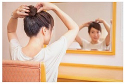 髪をお団子にまとめる