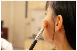メイクする女性