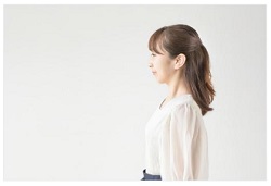 姿勢のよい女性