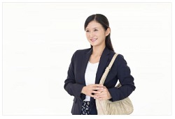 バッグを肩にかける女性