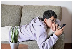 スマホを見る子供