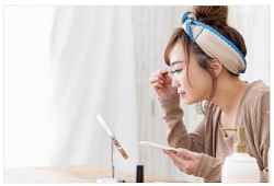 メイクする女性