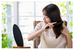 髪をとかす女性